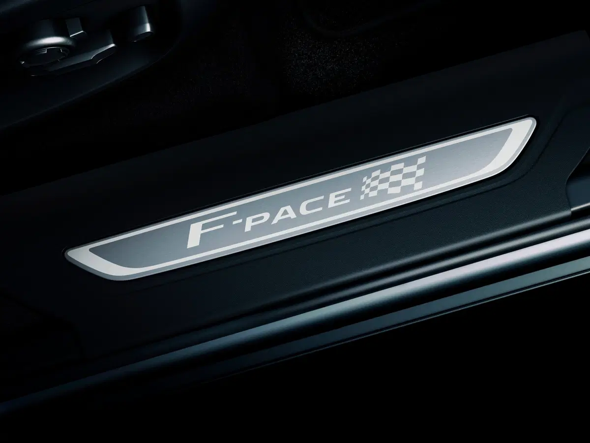 Jaguar F-Pace, arrivano le serie speciali 300 Sport e Chequered Flag (12)