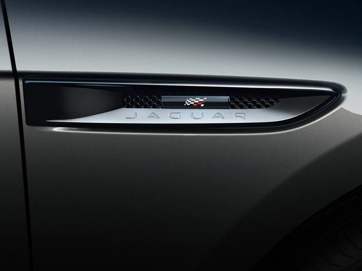 Jaguar F-Pace, arrivano le serie speciali 300 Sport e Chequered Flag (15)