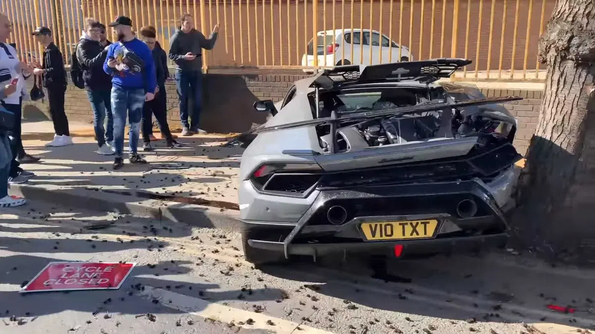 Lamborghini Huracan Performante, brutto incidente durante un raduno  (4)