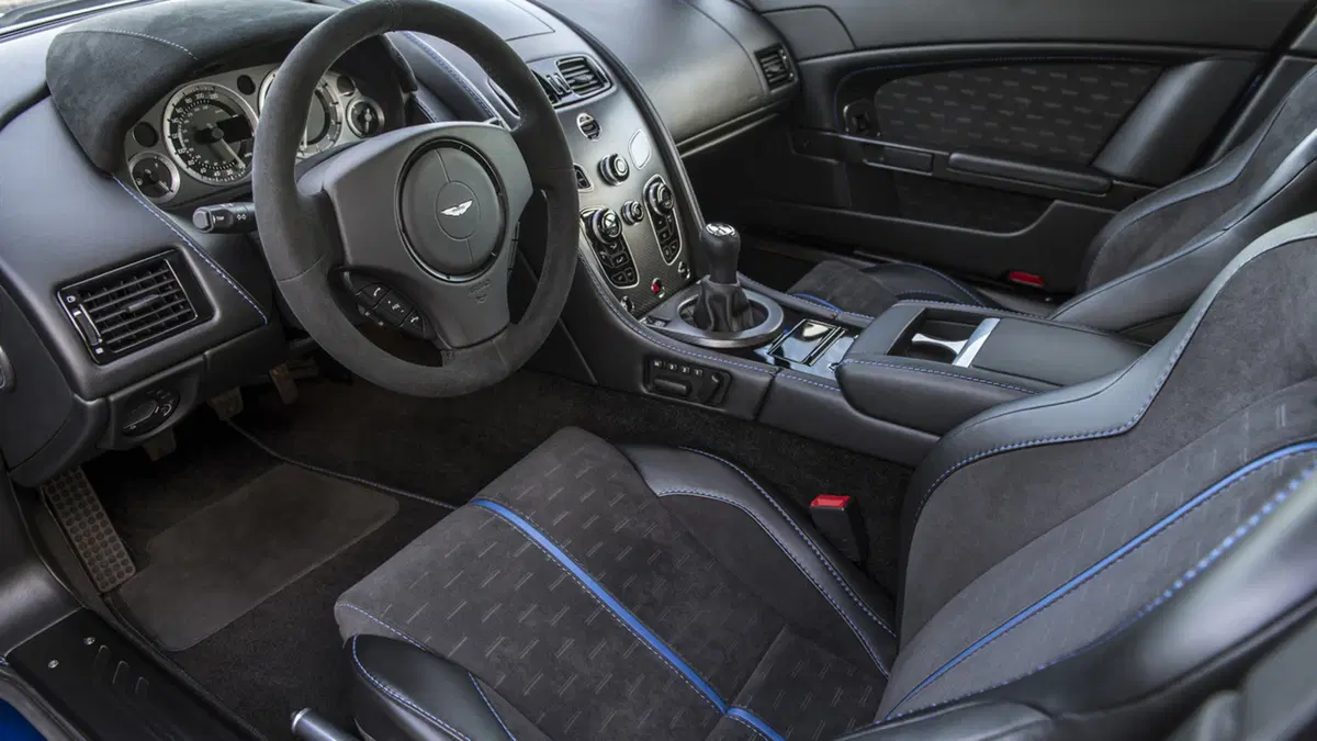 Aston Martin V12 Vantage S 2017: finalmente il manuale! (2)