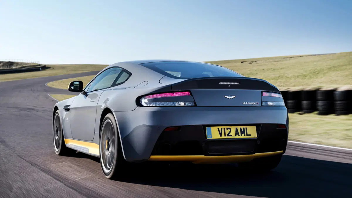 Aston Martin V12 Vantage S 2017: finalmente il manuale! (5)