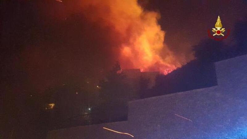 Incendio a Cogoleto, chiuso tratto della A10