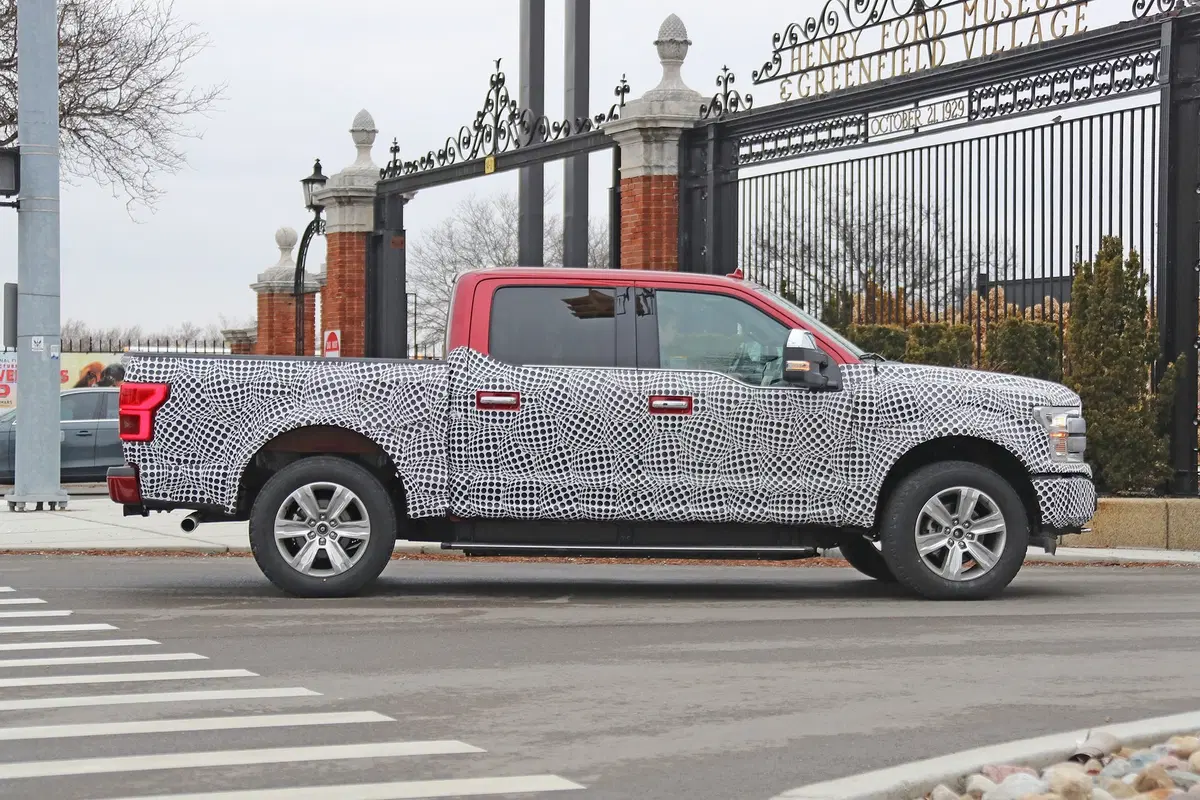 Ford F-150 EV: il pick-up americano diventa elettrico [Foto spia] (4)