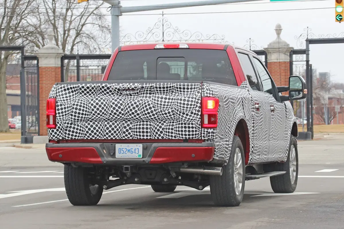Ford F-150 EV: il pick-up americano diventa elettrico [Foto spia] (2)