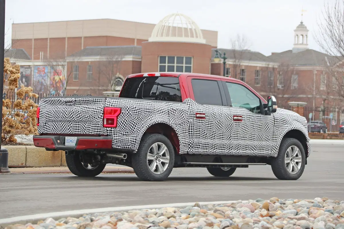 Ford F-150 EV: il pick-up americano diventa elettrico [Foto spia] (12)