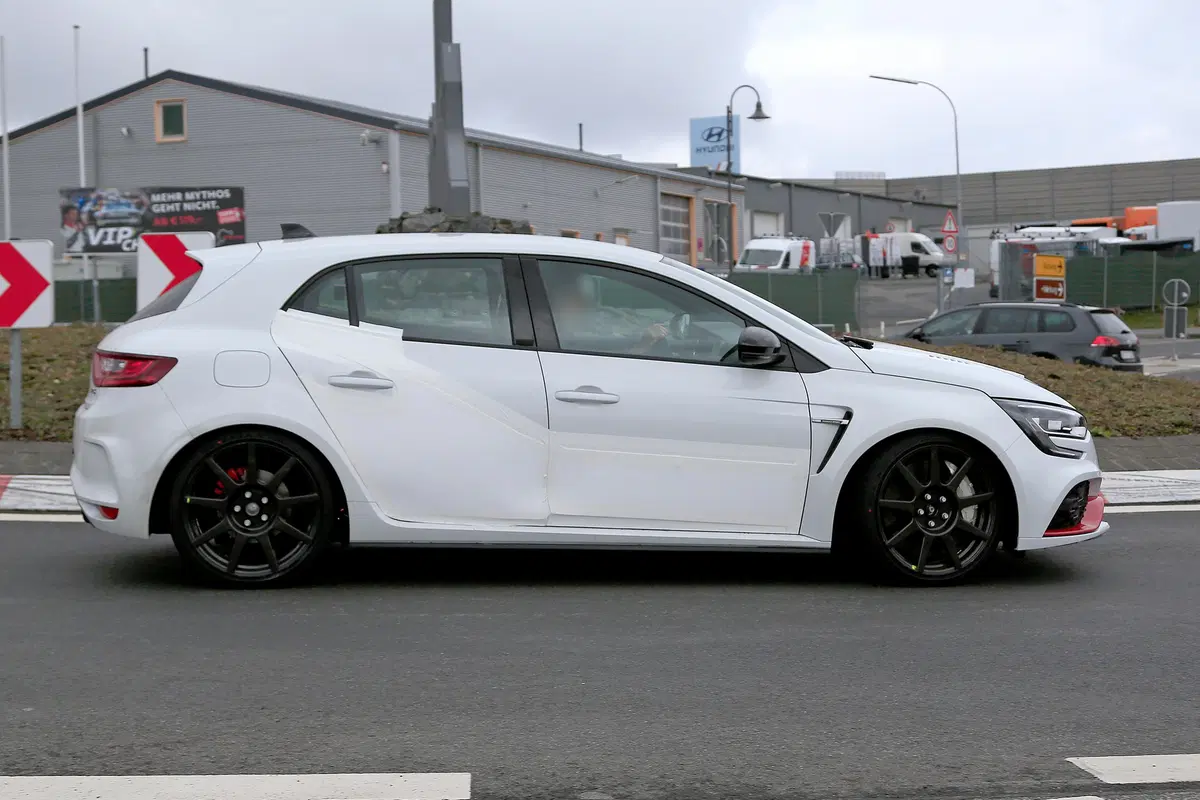 Renault Megane RS Trophy, le foto spia (2)