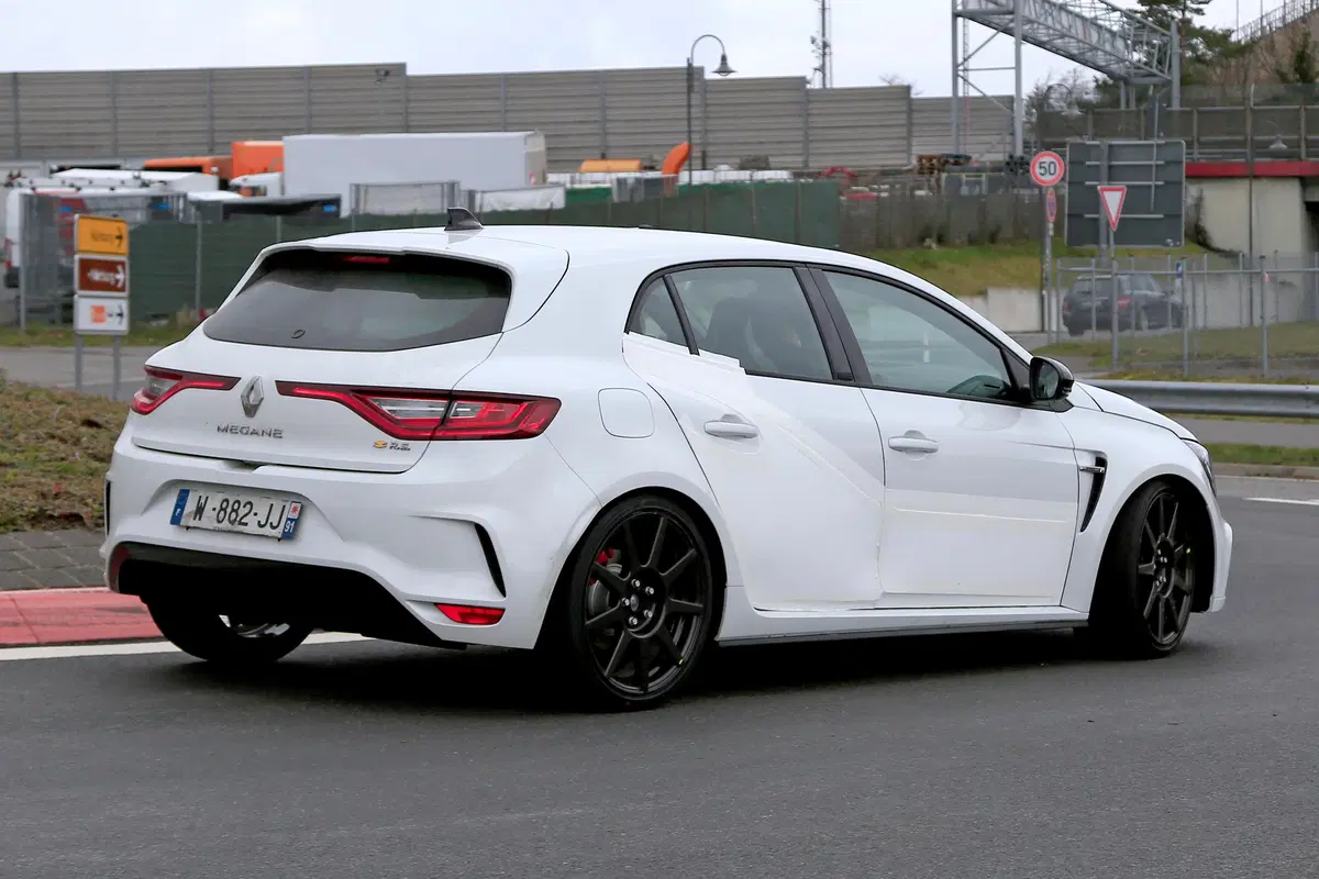 Renault Megane RS Trophy, le foto spia (4)