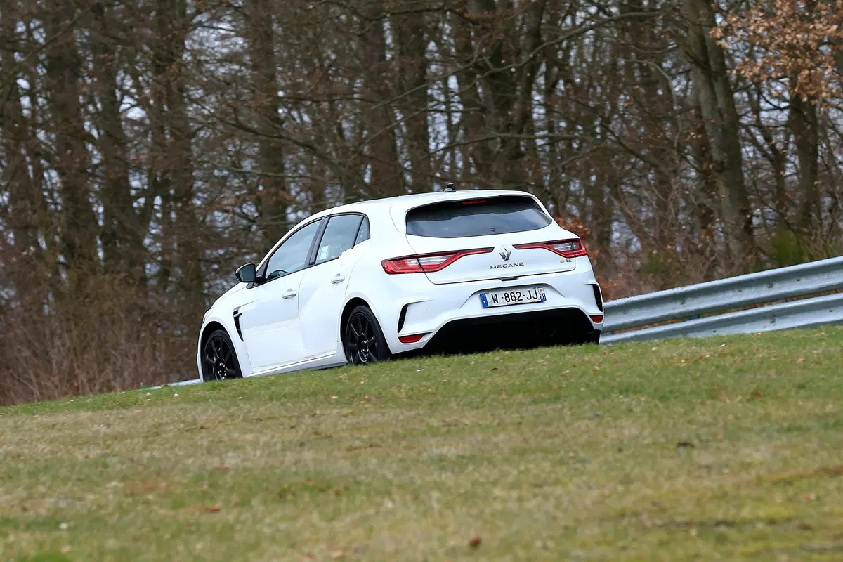 Renault Megane RS Trophy, le foto spia (14)