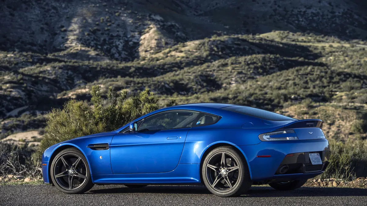 Aston Martin V12 Vantage S 2017: finalmente il manuale!