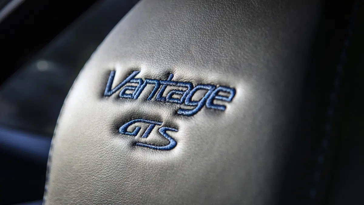 Aston Martin V12 Vantage S 2017: finalmente il manuale! (3)