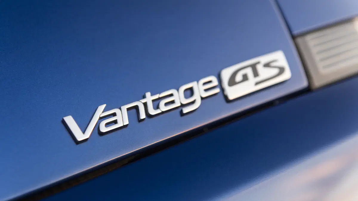 Aston Martin V12 Vantage S 2017: finalmente il manuale! (4)