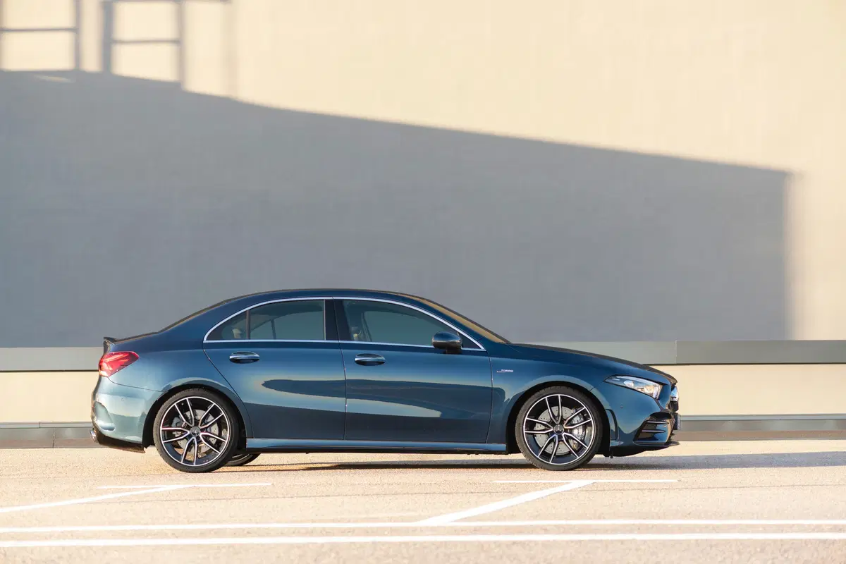 Mercedes-AMG A 35, svelata la berlina (10)