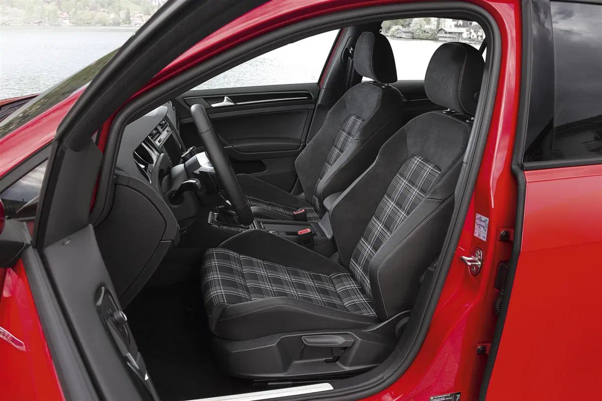 Hatchback europee a confronto: Alfa Romeo Giulietta 1.6 JTDm TCT Vs VW Golf 1.6 TDI DSG (5)