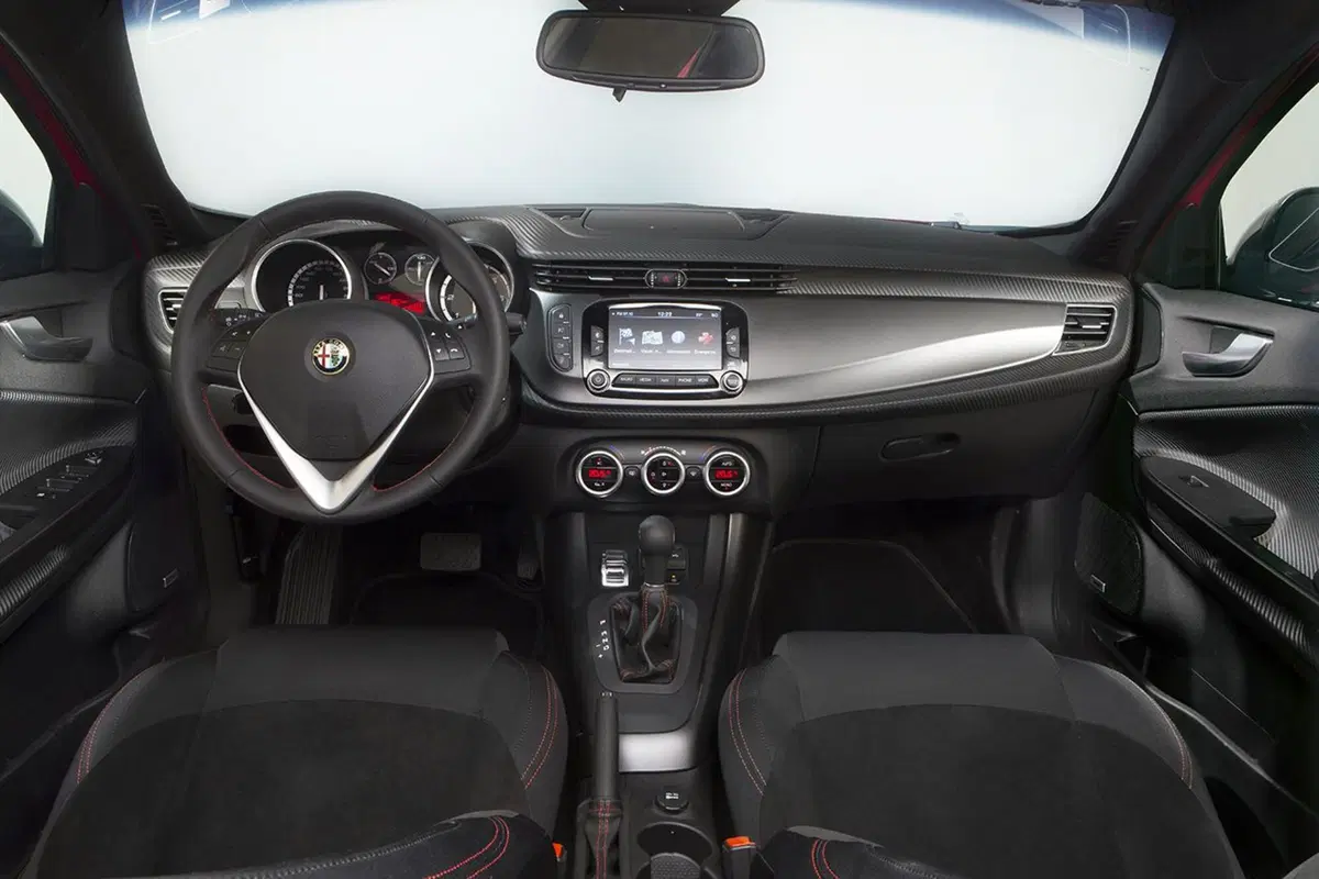 Hatchback europee a confronto: Alfa Romeo Giulietta 1.6 JTDm TCT Vs VW Golf 1.6 TDI DSG