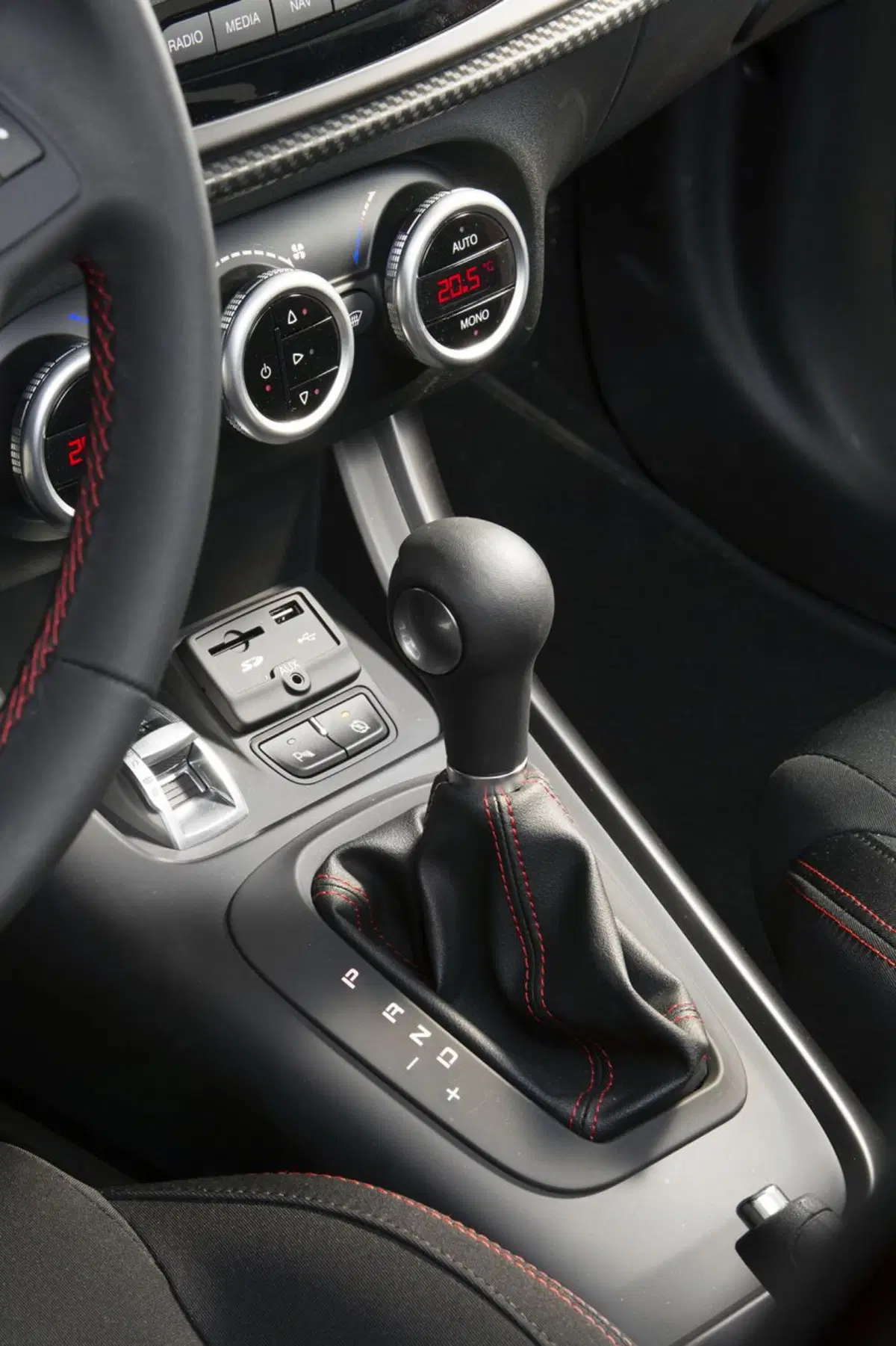 Hatchback europee a confronto: Alfa Romeo Giulietta 1.6 JTDm TCT Vs VW Golf 1.6 TDI DSG (10)