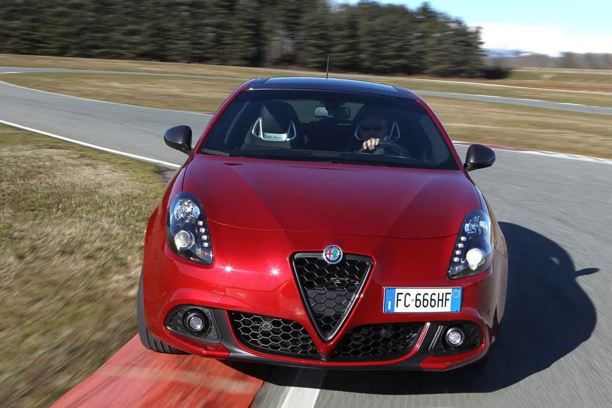 Hatchback europee a confronto: Alfa Romeo Giulietta 1.6 JTDm TCT Vs VW Golf 1.6 TDI DSG (9)