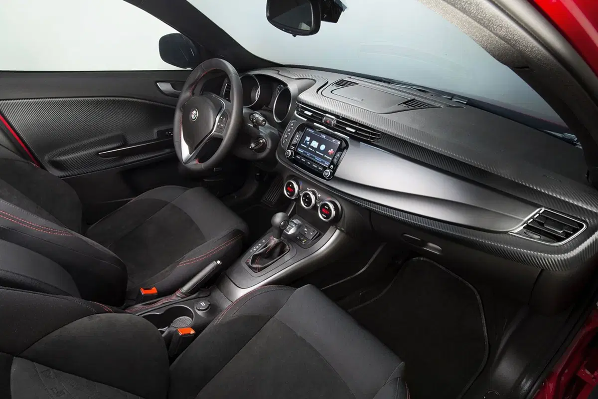 Hatchback europee a confronto: Alfa Romeo Giulietta 1.6 JTDm TCT Vs VW Golf 1.6 TDI DSG (9)