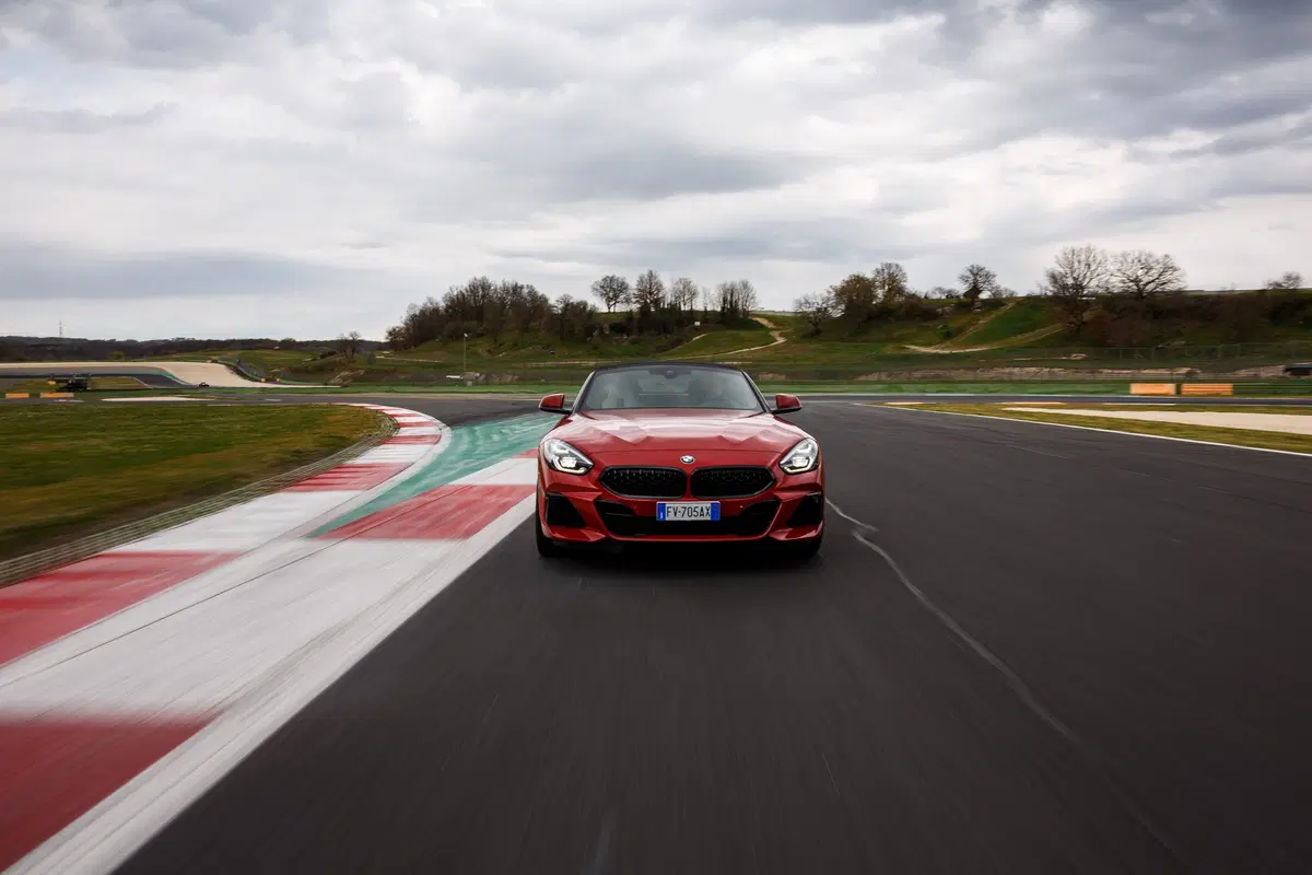 BMW Z4 2019, la roadster di lusso per la strada e la pista [Video] (9)