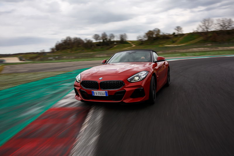 BMW Z4 2019, la roadster di lusso per la strada e la pista [Video]