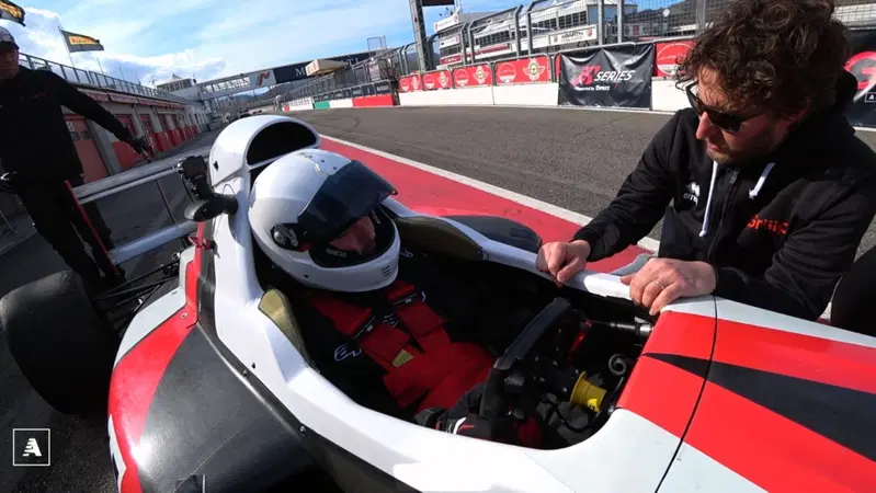 Il briefing di Tamir prima di entrare in pista. Anche se la potenza non &egrave; esagerata la G1 &egrave; molto agile e nervosa