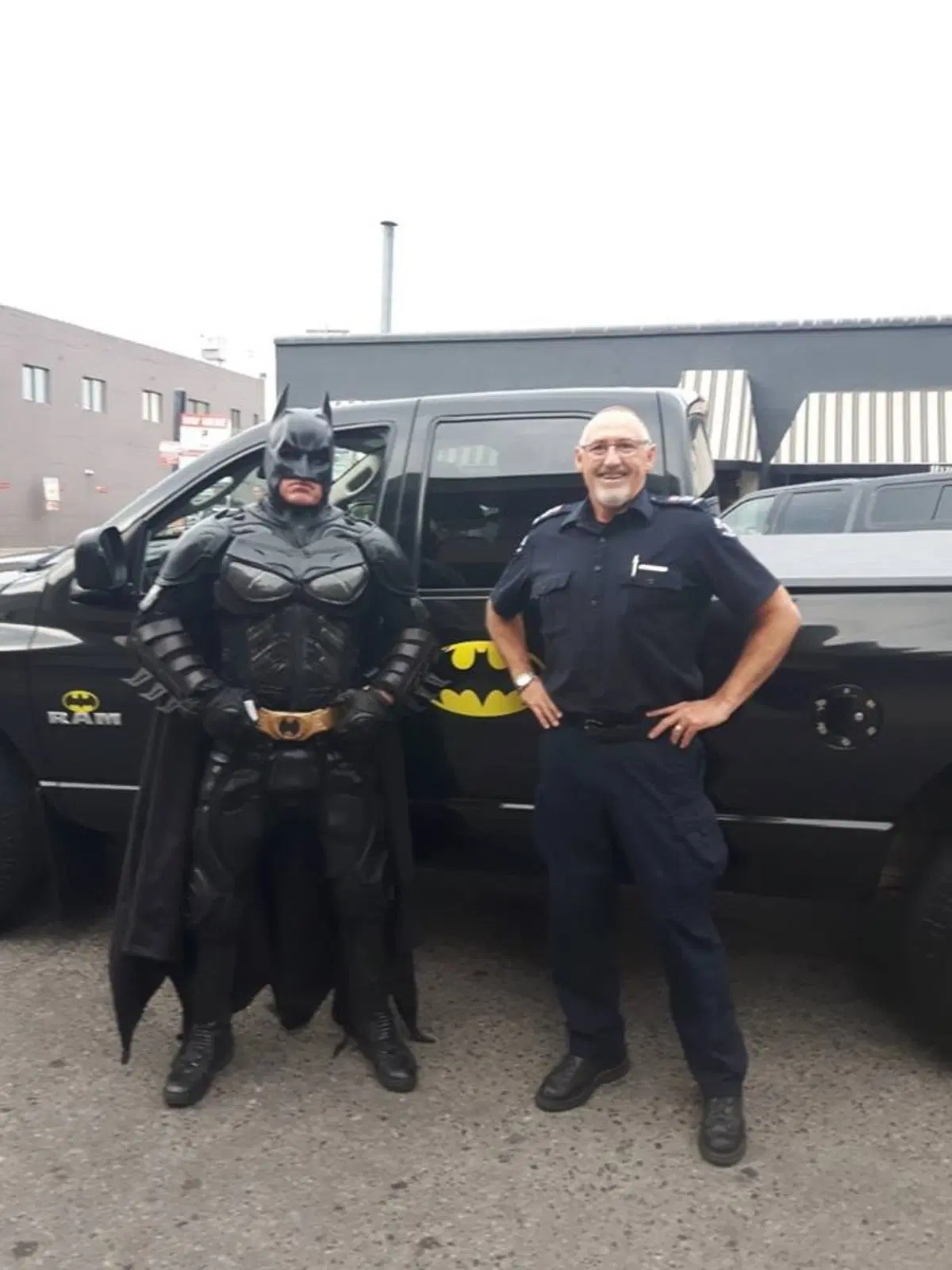 Incredibile: Batmobile (PickUp) e Batman (tarocco) insieme alla polizia pronta a sparare [video] (3)