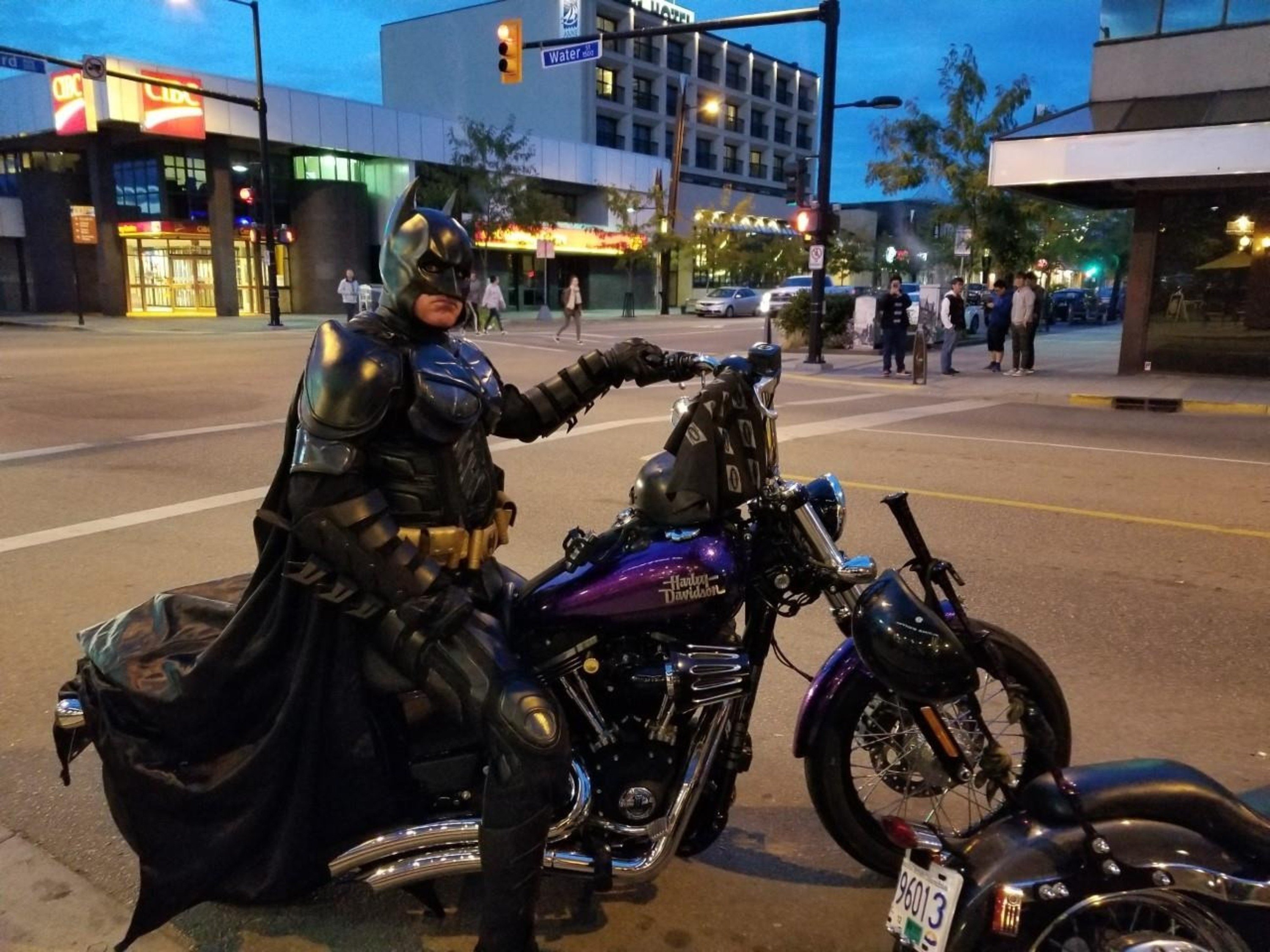 Incredibile: Batmobile (PickUp) e Batman (tarocco) insieme alla polizia pronta a sparare [video]