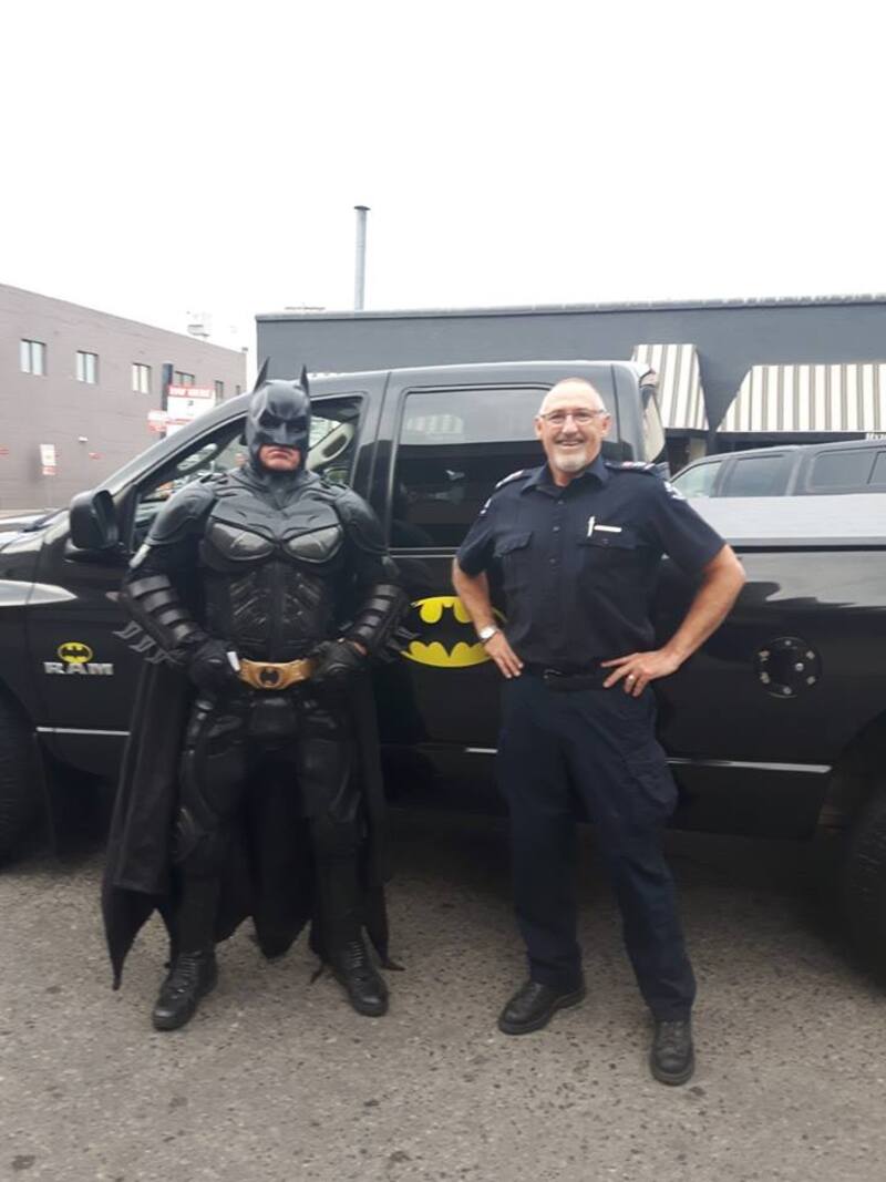 Incredibile: Batmobile (PickUp) e Batman (tarocco) insieme alla polizia pronta a sparare [video]