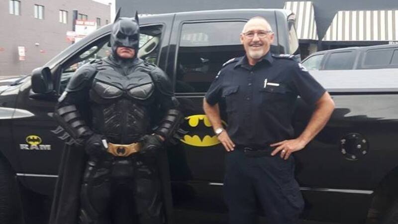Incredibile: Batmobile (PickUp) e Batman (tarocco) insieme alla polizia pronta a sparare [video]