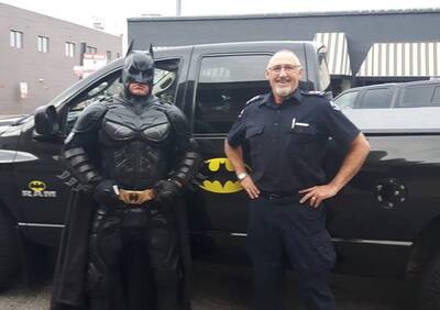 Incredibile: Batmobile (PickUp) e Batman (tarocco) insieme alla polizia pronta a sparare [video]