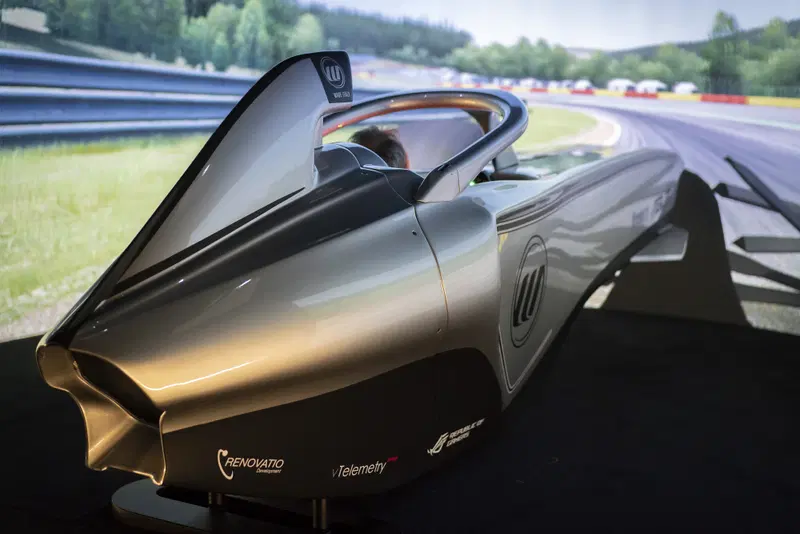 Ecco il simulatore professionale in azione. Grazie ad Assetto Corsa e alla componentistica di altissimo livello, l'esperienza simulativa &egrave; al top