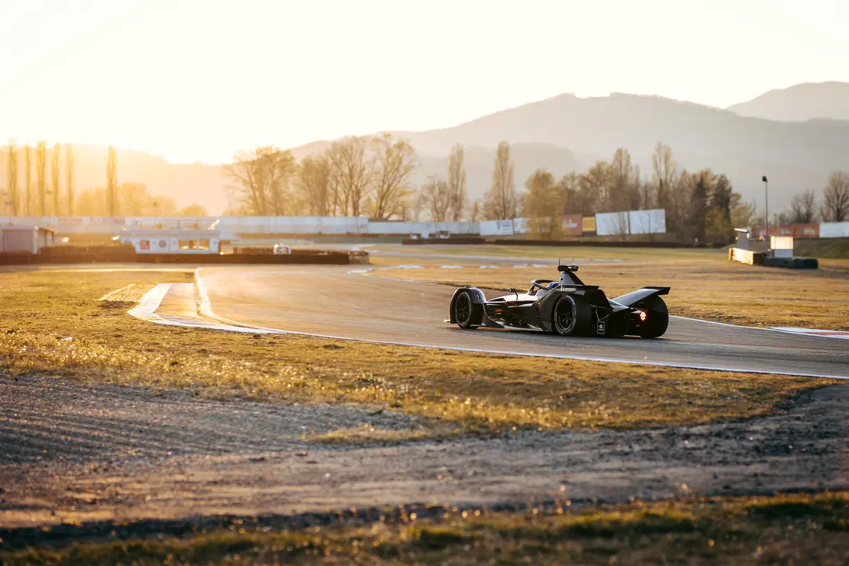 Formula E: Mercedes, debutto in pista con la monoposto per il 2019/2020 (2)