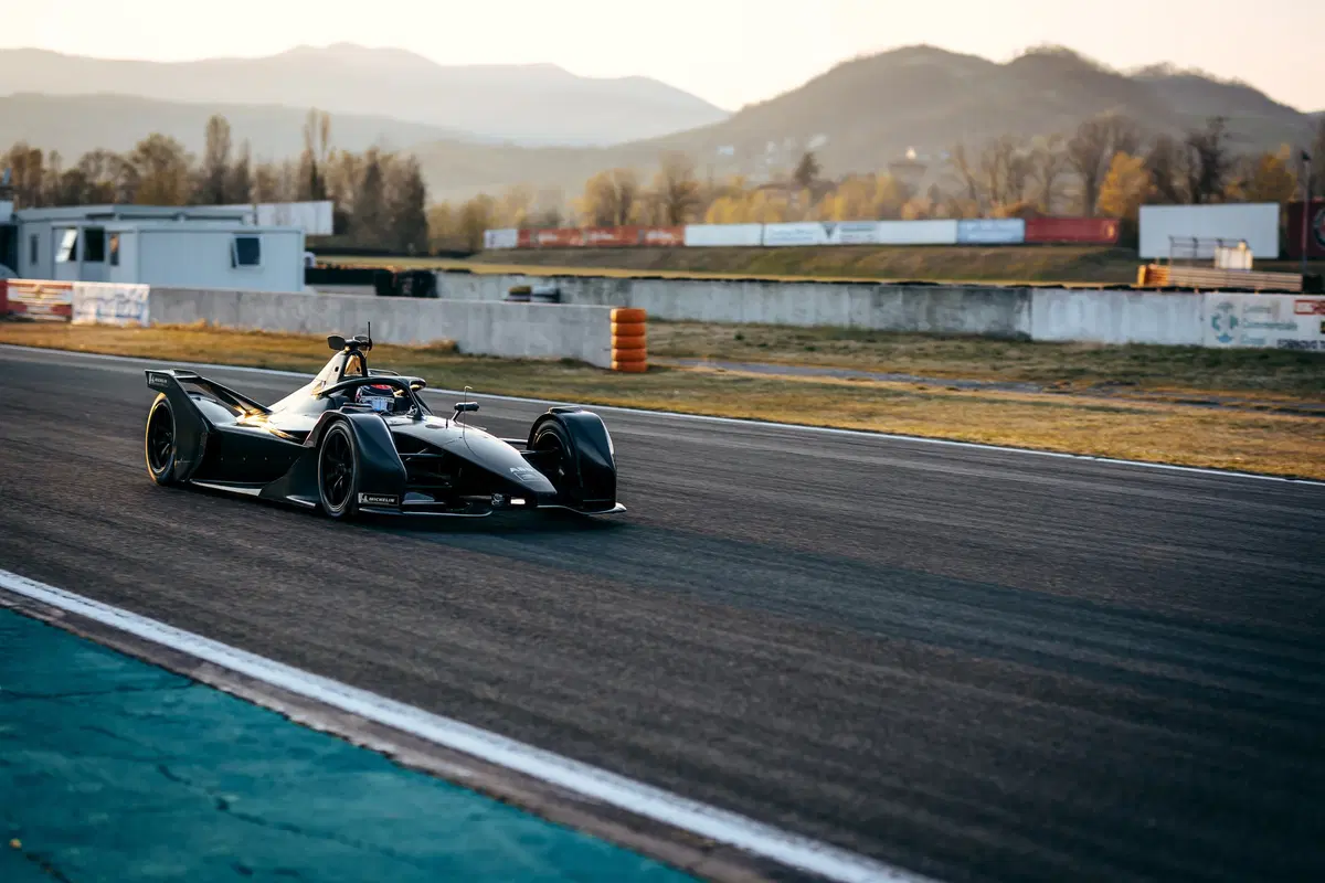 Formula E: Mercedes, debutto in pista con la monoposto per il 2019/2020 (4)