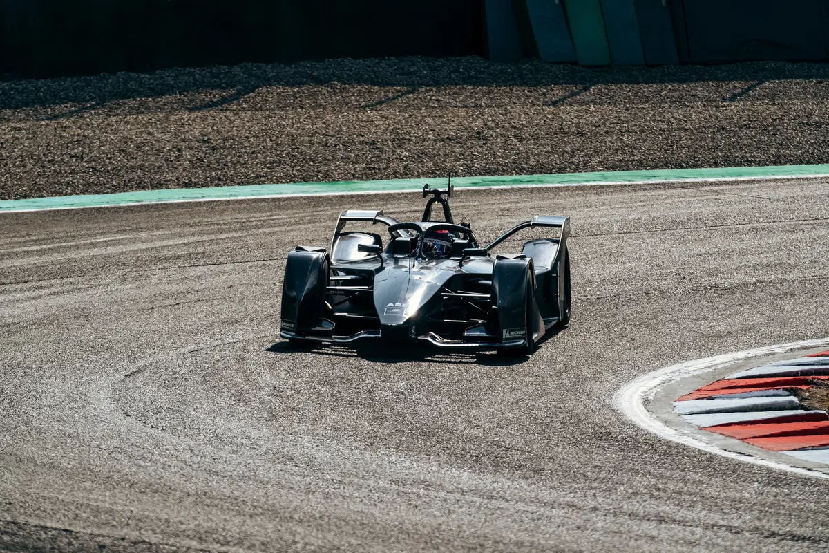 Formula E: Mercedes, debutto in pista con la monoposto per il 2019/2020 (6)