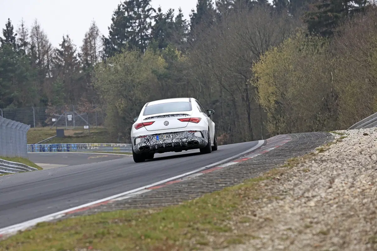 Mercedes-AMG CLA 45: foto spia e traversi al Nürburgring (4)