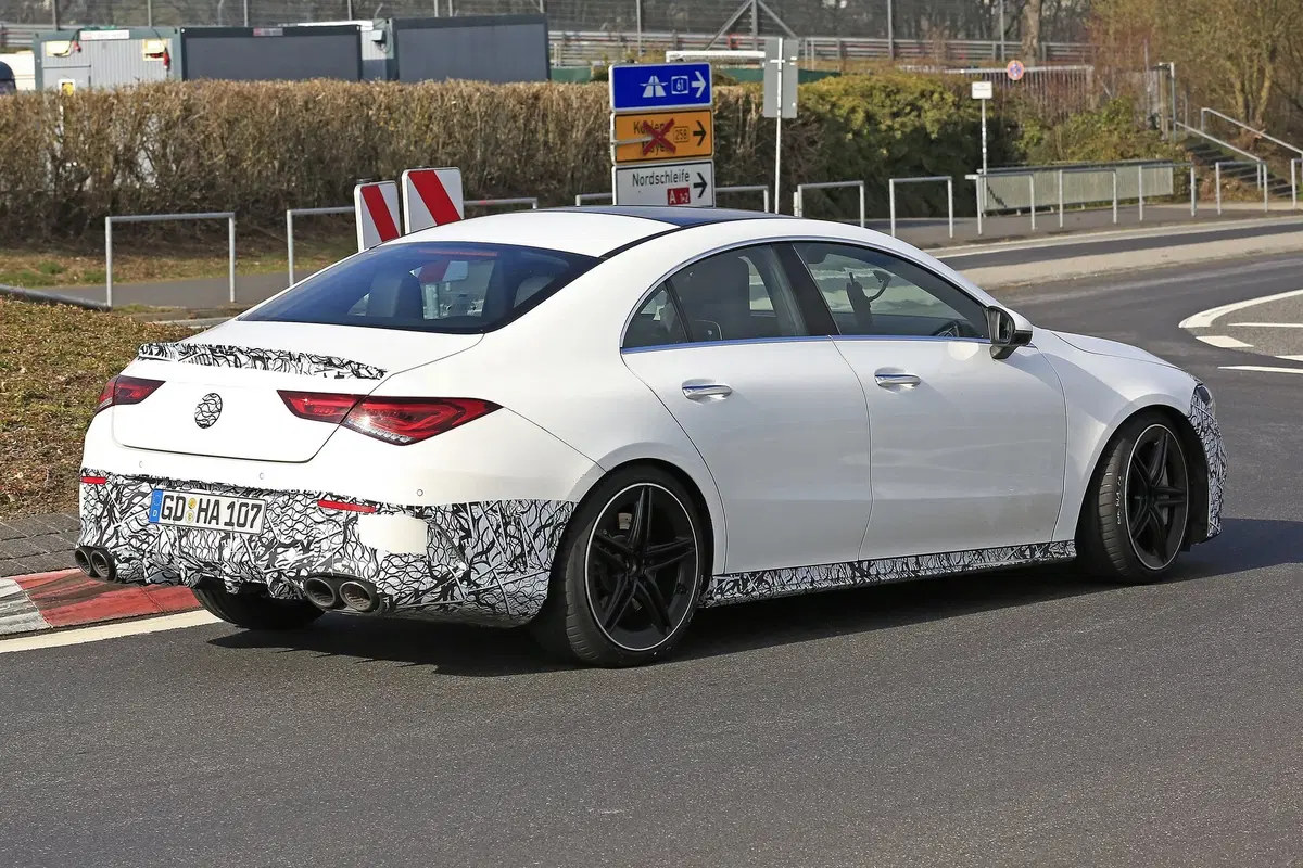 Mercedes-AMG CLA 45: foto spia e traversi al Nürburgring (6)