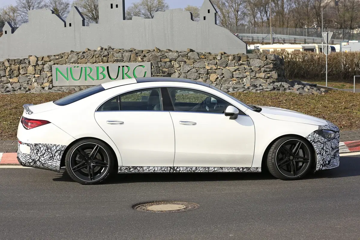 Mercedes-AMG CLA 45: foto spia e traversi al Nürburgring (9)