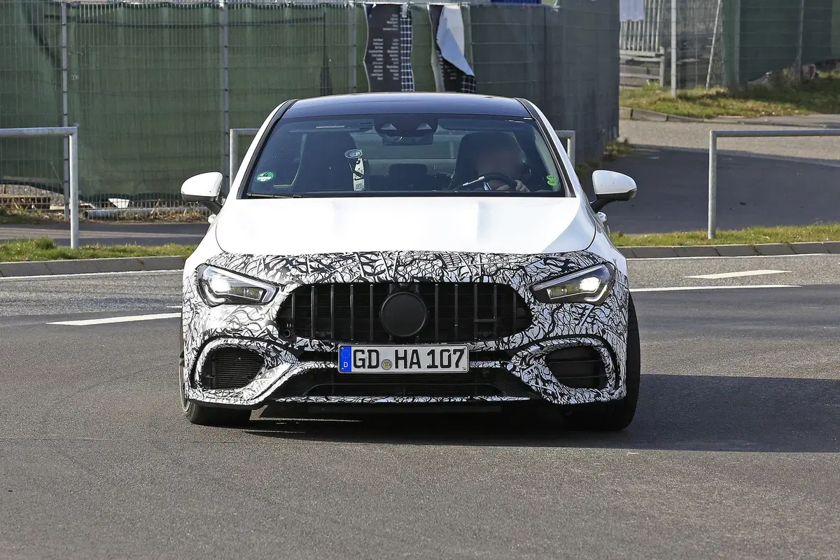 Mercedes-AMG CLA 45: foto spia e traversi al Nürburgring (11)