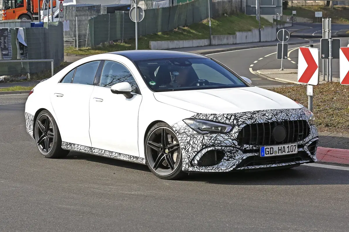 Mercedes-AMG CLA 45: foto spia e traversi al Nürburgring (12)