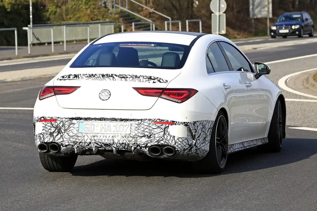 Mercedes-AMG CLA 45: foto spia e traversi al Nürburgring (7)
