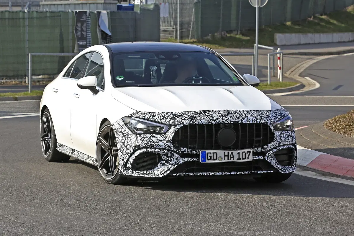 Mercedes-AMG CLA 45: foto spia e traversi al Nürburgring (5)