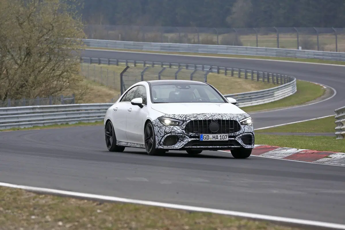 Mercedes-AMG CLA 45: foto spia e traversi al Nürburgring (13)