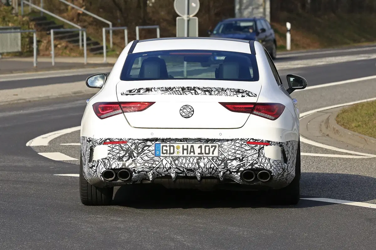 Mercedes-AMG CLA 45: foto spia e traversi al Nürburgring (14)
