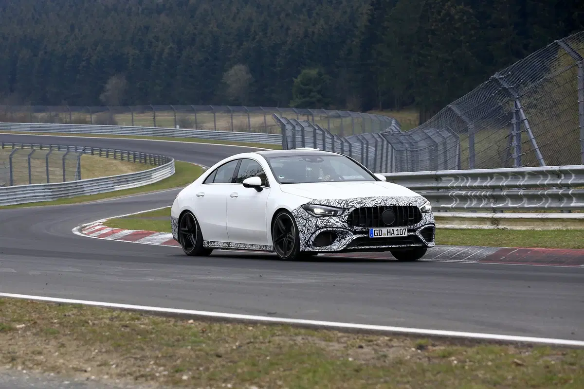 Mercedes-AMG CLA 45: foto spia e traversi al Nürburgring (15)
