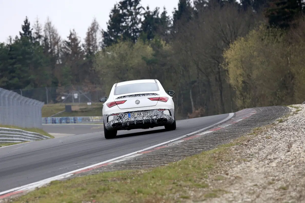 Mercedes-AMG CLA 45: foto spia e traversi al Nürburgring (8)