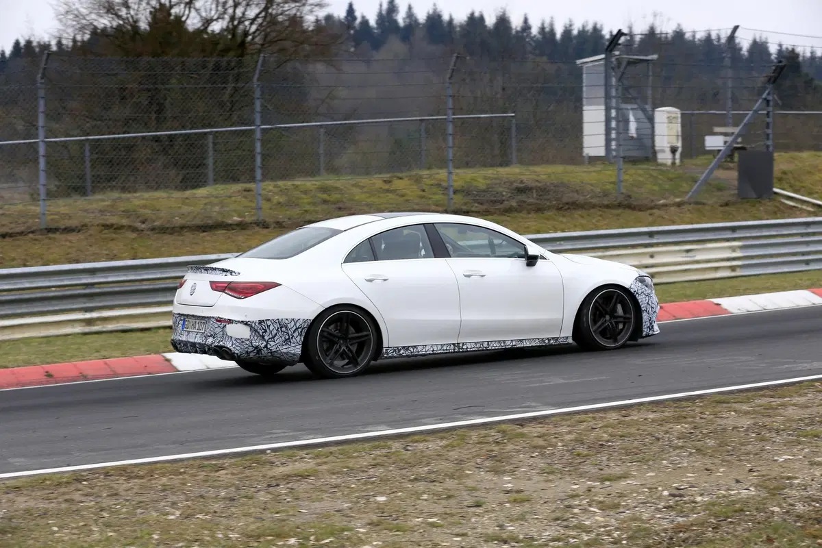 Mercedes-AMG CLA 45: foto spia e traversi al Nürburgring (3)