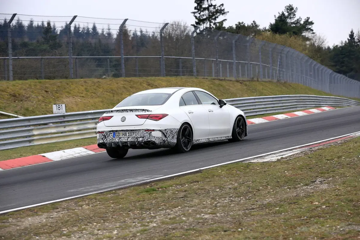 Mercedes-AMG CLA 45: foto spia e traversi al Nürburgring (10)