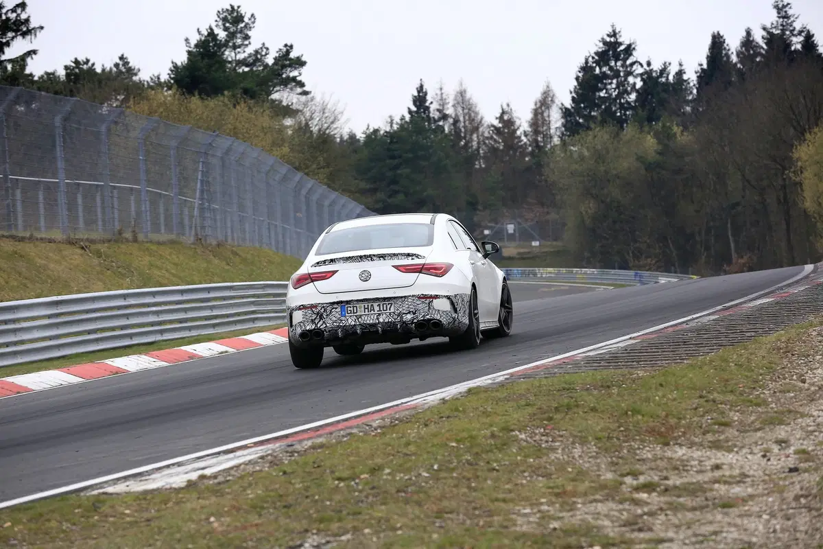 Mercedes-AMG CLA 45: foto spia e traversi al Nürburgring (2)