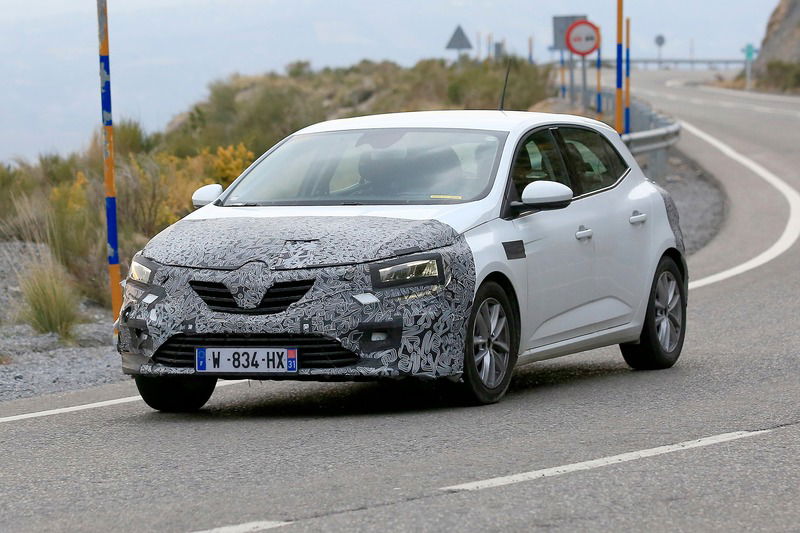 Renault Megane restyling, le foto spia