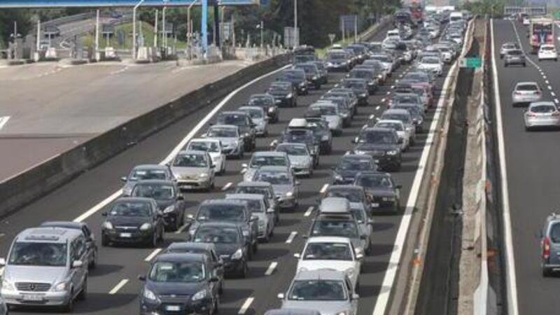 Istat: in Italia 6 auto ogni 10 abitanti