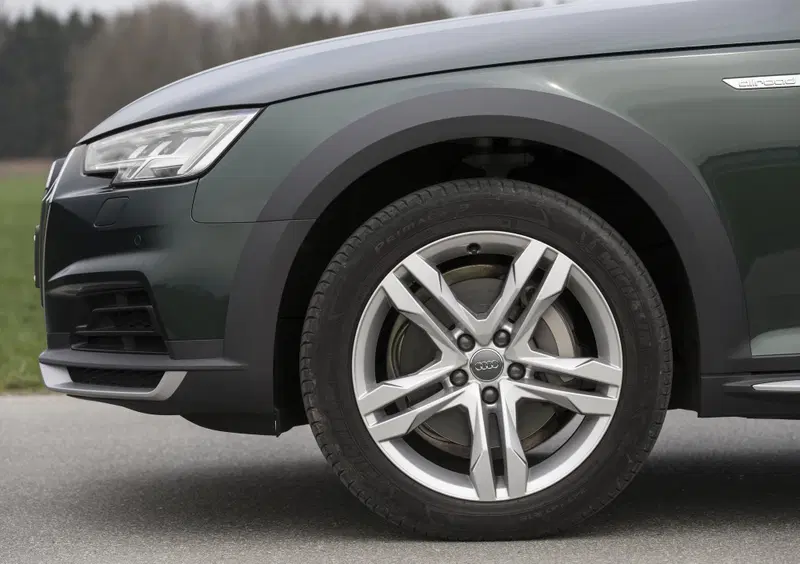 Rispetto alla Avant la A4 allroad offre un'altezza da terra maggiorata di 34 mm